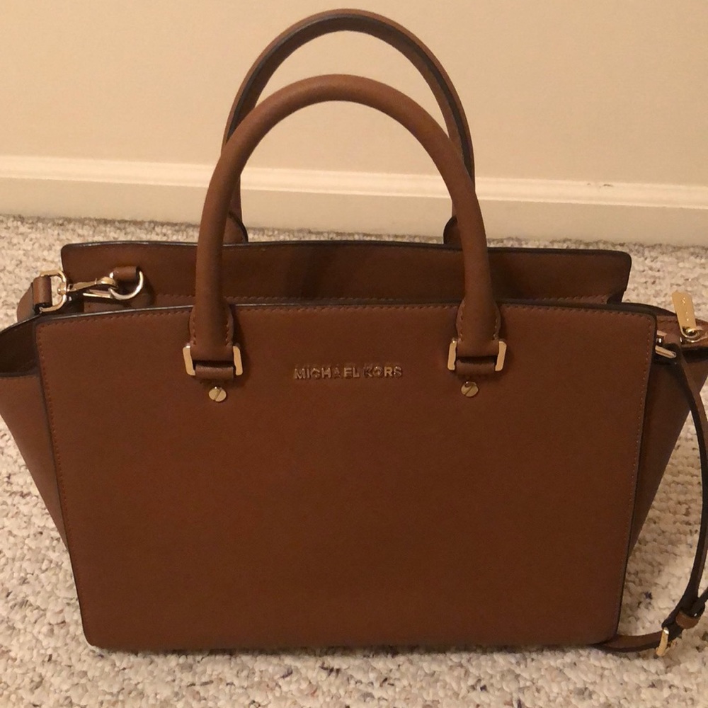 Large Micheal Kors Selma bag camel color